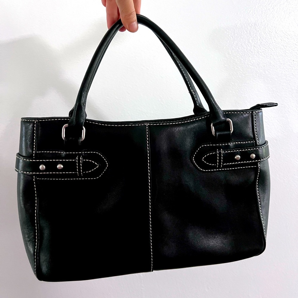 Extremely elegant black leather bag, screaming classy. Love the outer seam